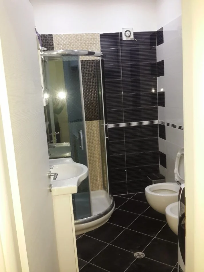 Tirane, jepet me qera apartament 1+1 Kati 9, 70 m² 450 € (Rruga Teodor Keko)