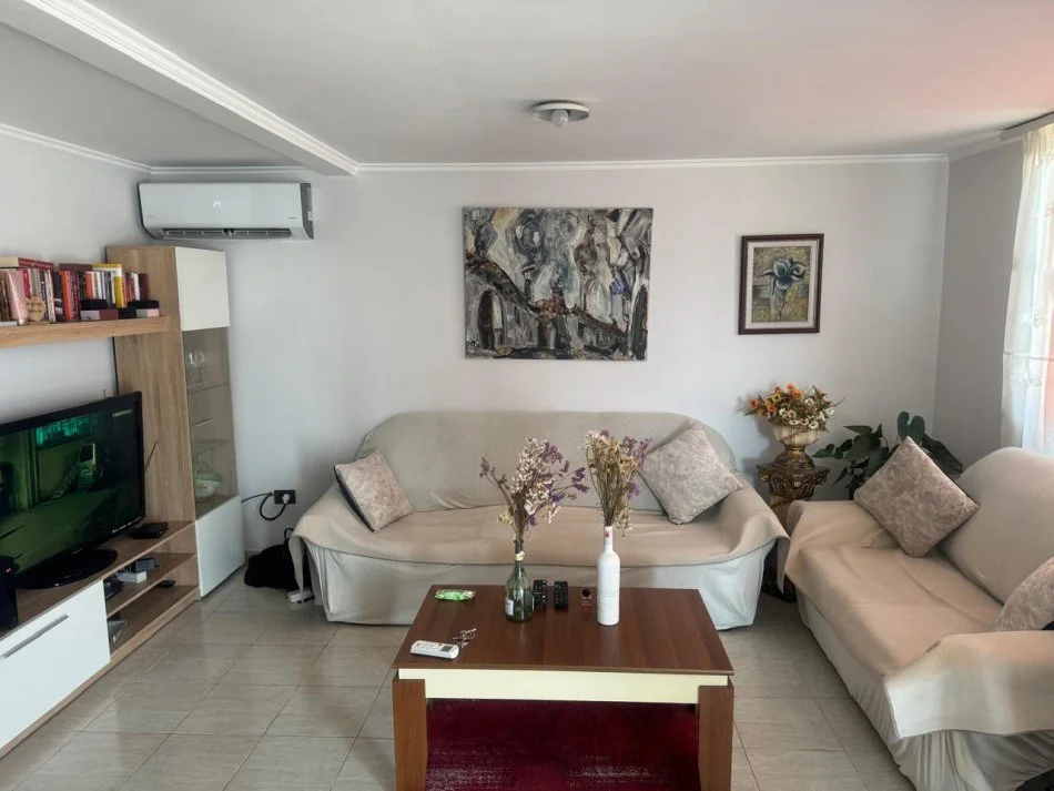 Tirane, jepet me qera apartament 1+1+Ballkon Kati 4, 100 m² 450 € (Rruga Bardhyl)