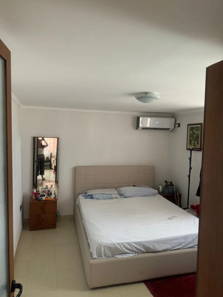 Tirane, jepet me qera apartament 1+1+Ballkon Kati 4, 100 m² 450 € (Rruga Bardhyl)