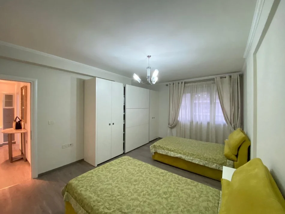 Tirane, jepet me qera apartament 3+1+Aneks+Ballkon Kati 3, 133 m² 2.000 € (RRUGA SAMI FRASHERI)
