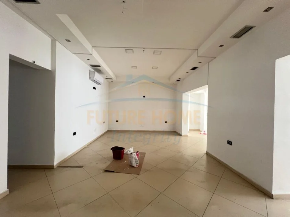 Tirane, jepet me qera ambjent biznesi Kati 0, 140 m² 950 € (SHKOLLA E BALETIT)