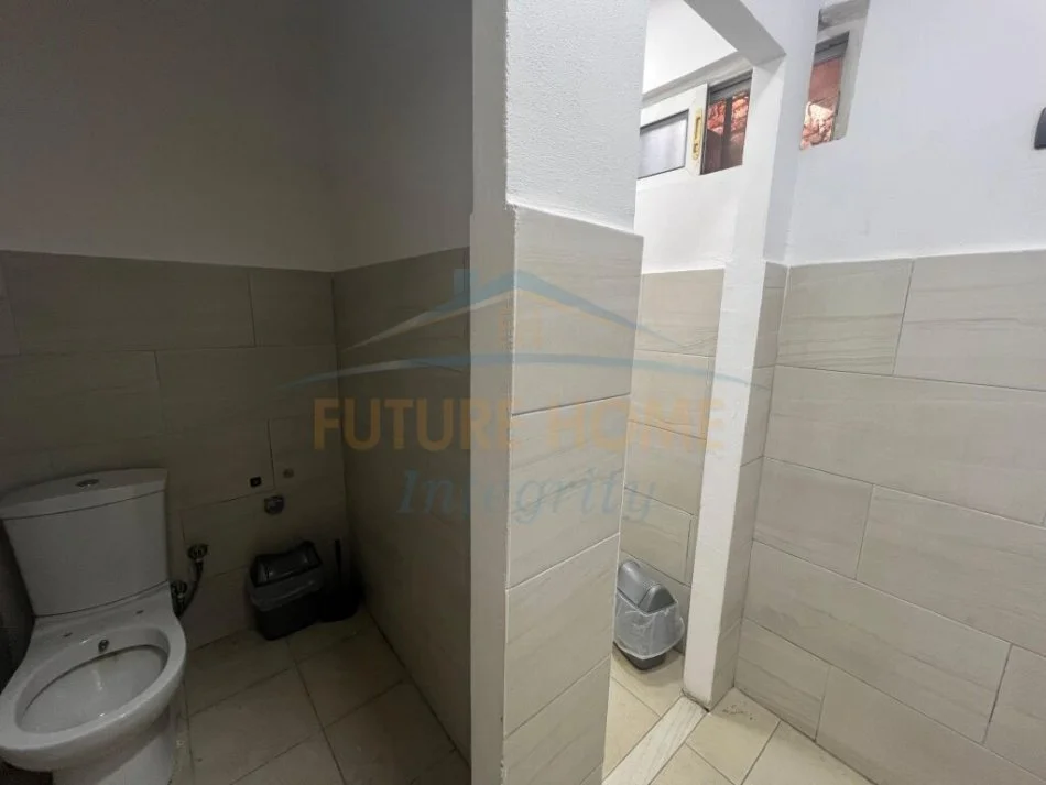 Tirane, jepet me qera ambjent biznesi Kati 0, 140 m² 950 € (SHKOLLA E BALETIT)