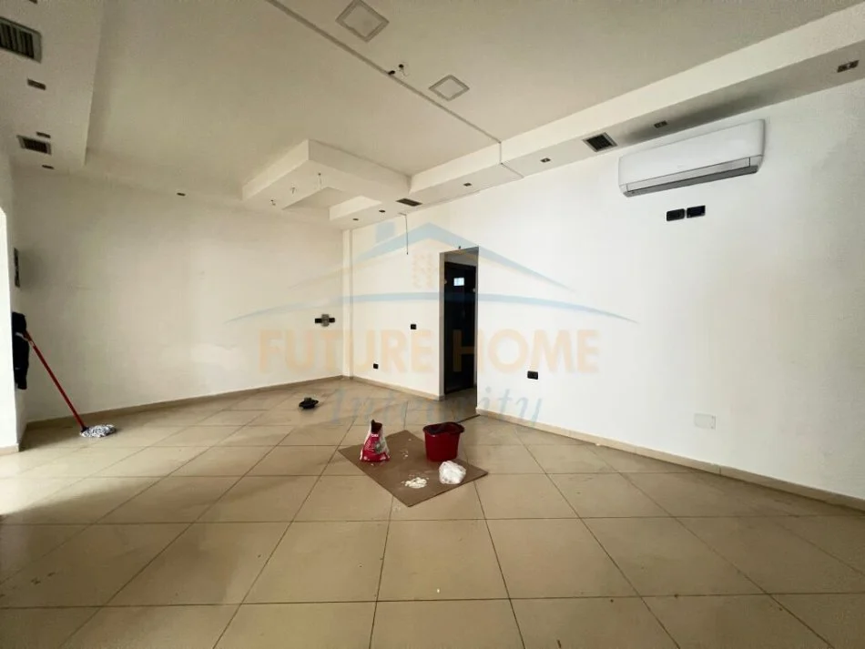 Tirane, jepet me qera ambjent biznesi Kati 0, 140 m² 950 € (SHKOLLA E BALETIT)
