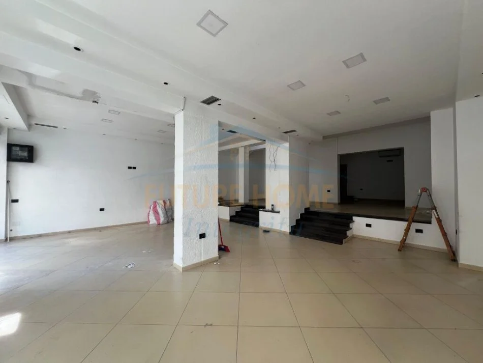 Tirane, jepet me qera ambjent biznesi Kati 0, 140 m² 950 € (SHKOLLA E BALETIT)