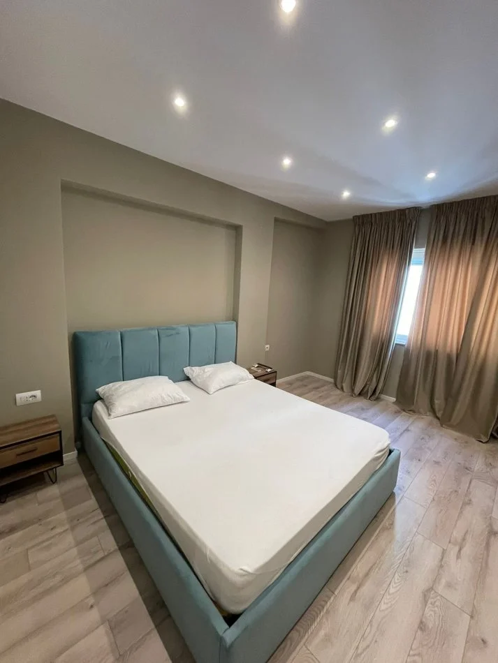 Tirane, jepet me qera 1+1 Kati 5, 70 m²