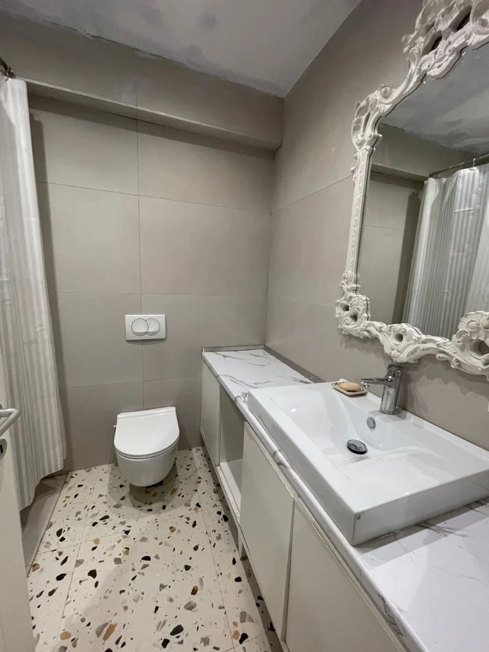 Tirane, jepet me qera 1+1 Kati 5, 70 m²