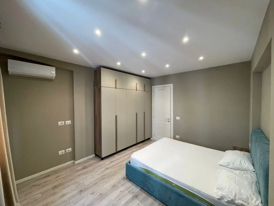 Tirane, jepet me qera 1+1 Kati 5, 70 m²