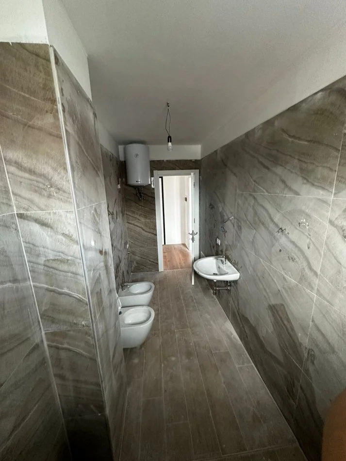 Tirane, jepet me qera apartament 1+1+Ballkon Kati 3, 45 m² 350 € (astiri)