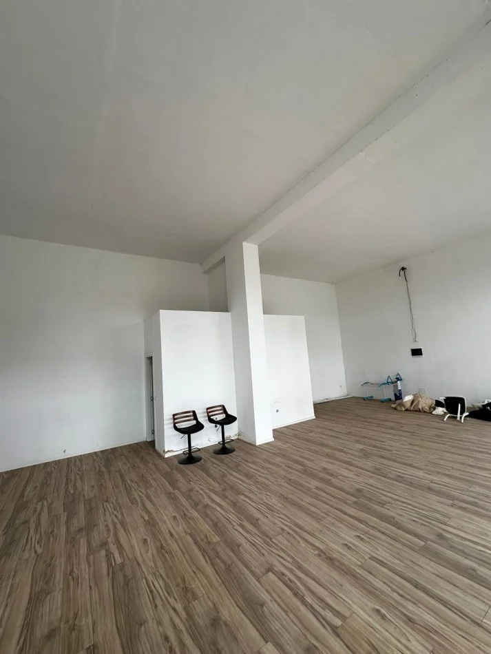 Tirane, jepet me qera ambjent biznesi Kati 0, 114 m²  (astir pallatet eglo)