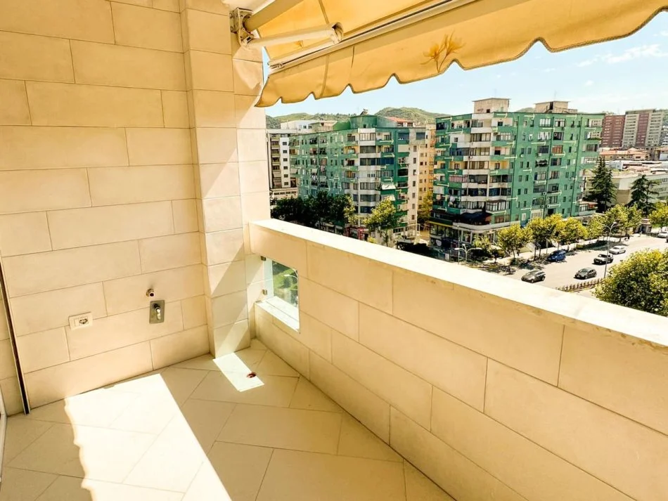 Tirane, jepet me qera apartament 2+1+Ballkon Kati 6, 76 m² 650 € (Rruga e Kavajes)