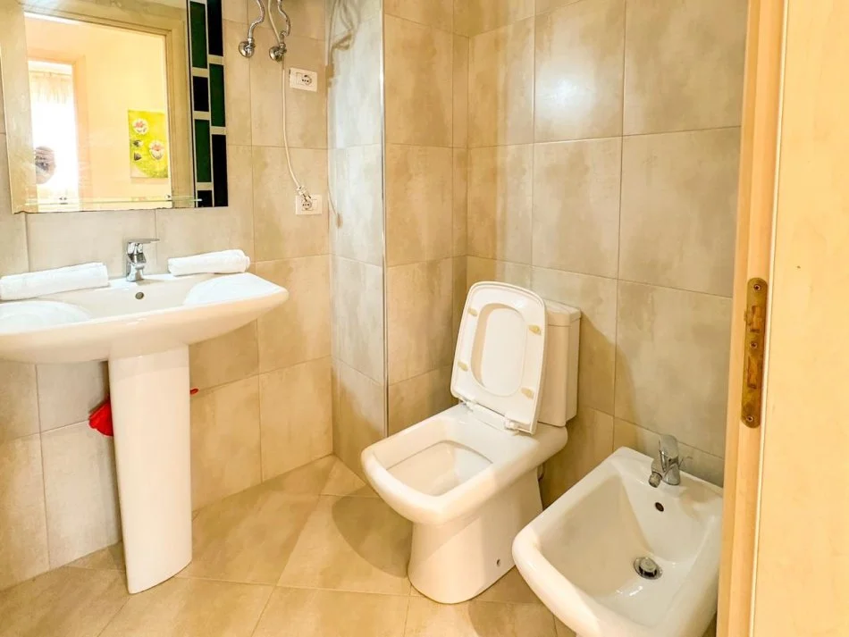 Tirane, jepet me qera apartament 2+1+Ballkon Kati 6, 76 m² 650 € (Rruga e Kavajes)