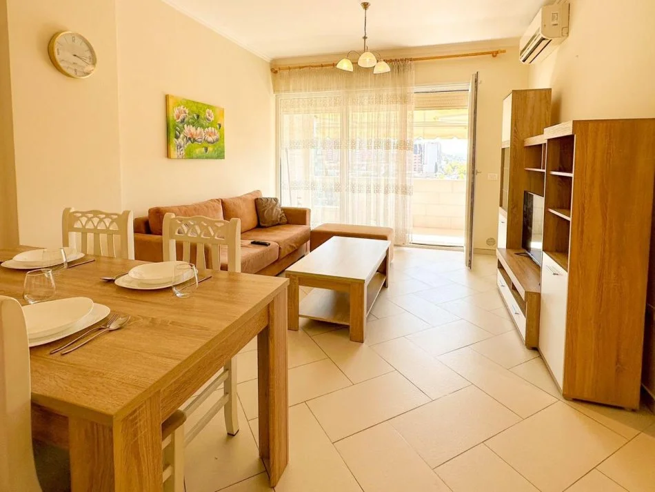 Tirane, jepet me qera apartament 2+1+Ballkon Kati 6, 76 m² 650 € (Rruga e Kavajes)