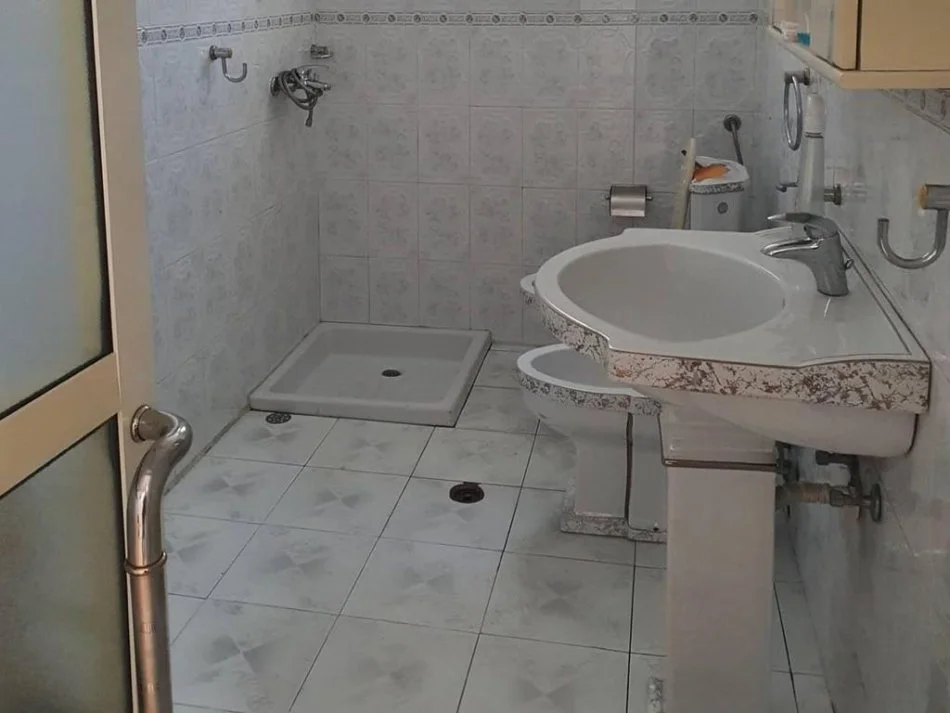 Tirane, jepet me qera apartament 1+1 Kati 1, 60 m² 400 € (Rruga e dibres)