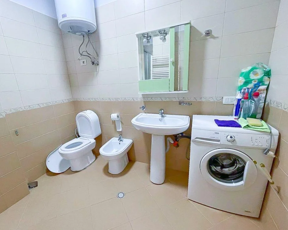 Tirane, jepet me qera apartament 1+1+Ballkon Kati 6, 76 m² 600 € (Rruga e Kavajes)