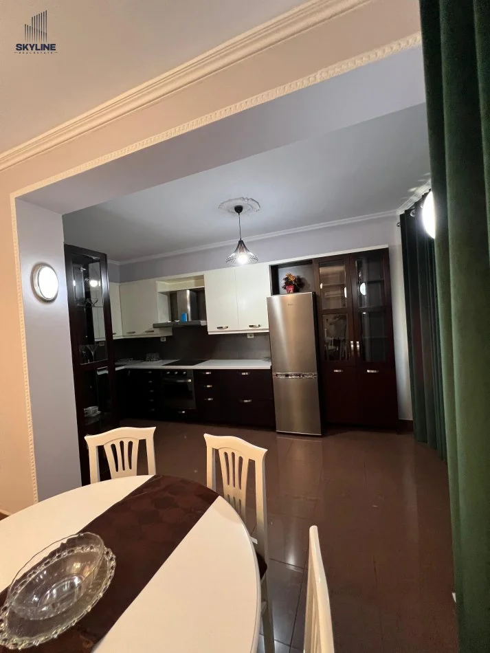 Tirane, jepet me qera apartament 2+1 Kati 1, 800 € (Pazari I Ri, rruga Hoxha Tasim)