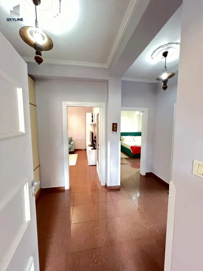 Tirane, jepet me qera apartament 2+1 Kati 1, 800 € (Pazari I Ri, rruga Hoxha Tasim)