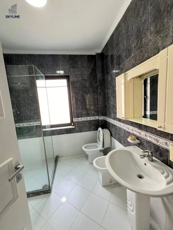 Tirane, jepet me qera apartament 2+1 Kati 1, 800 € (Pazari I Ri, rruga Hoxha Tasim)