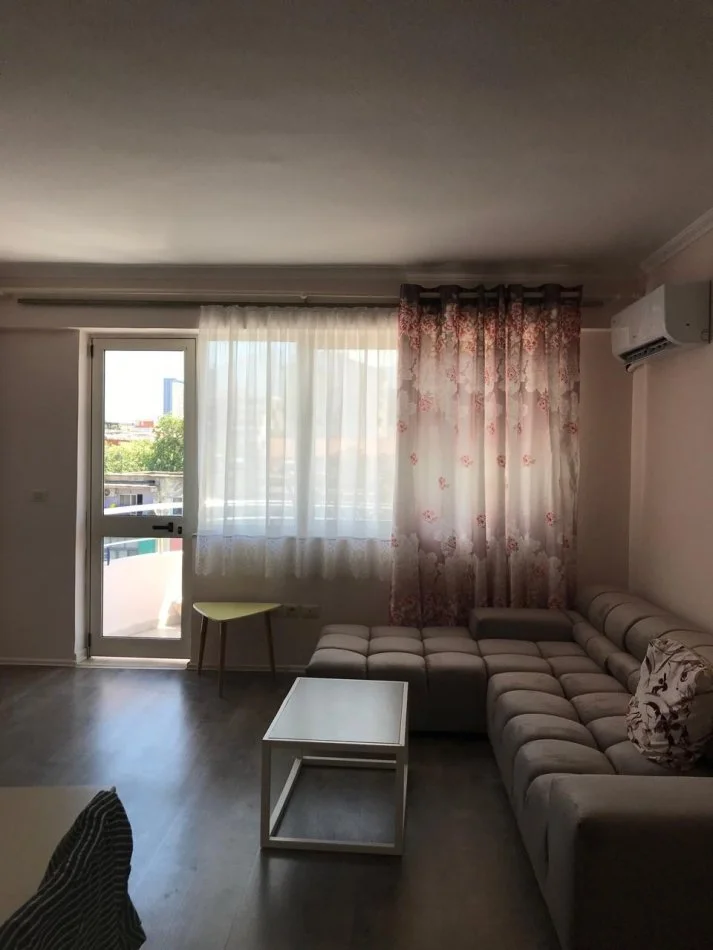 Tirane, jepet me qera apartament 2+1+Ballkon Kati 5, 85 m² 600 € (Rruga Muhamed Gjollesha)