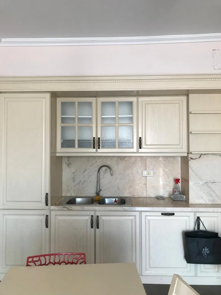 Tirane, jepet me qera apartament 2+1+Ballkon Kati 5, 85 m² 600 € (Rruga Muhamed Gjollesha)