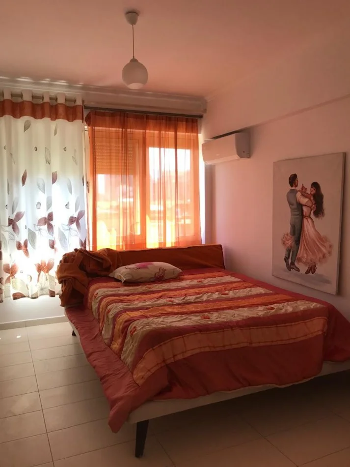 Tirane, jepet me qera apartament 2+1+Ballkon Kati 5, 85 m² 600 € (Rruga Muhamed Gjollesha)