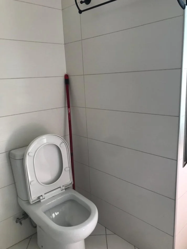 Tirane, jepet me qera apartament 2+1+Ballkon Kati 5, 85 m² 600 € (Rruga Muhamed Gjollesha)