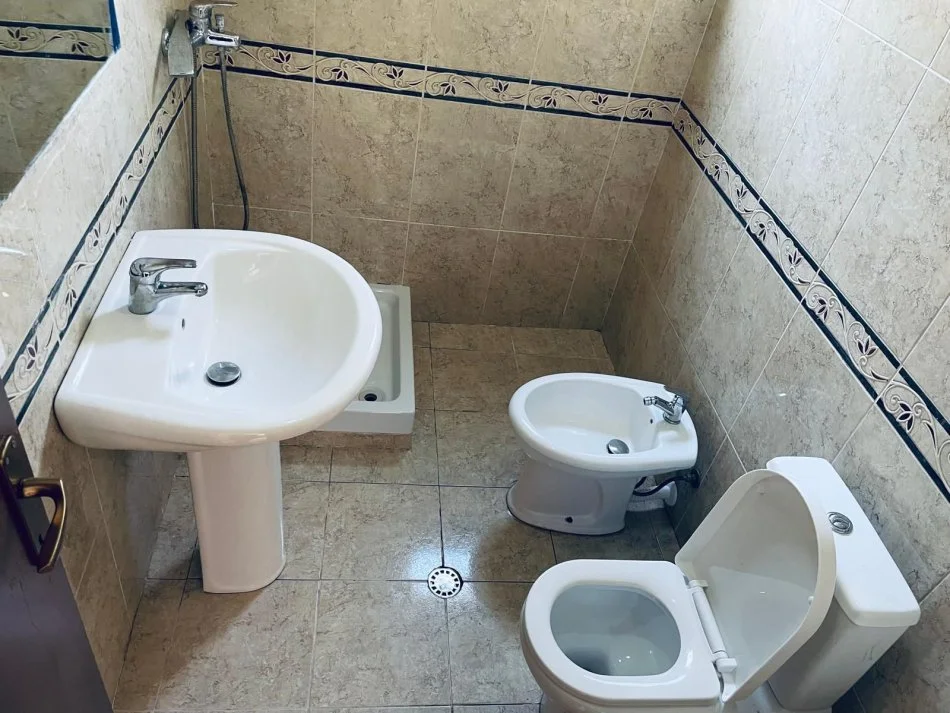 Tirane, jepet me qera apartament 2+1 Kati 2, 90 m² 450 € (Ish fusha aviacionit)