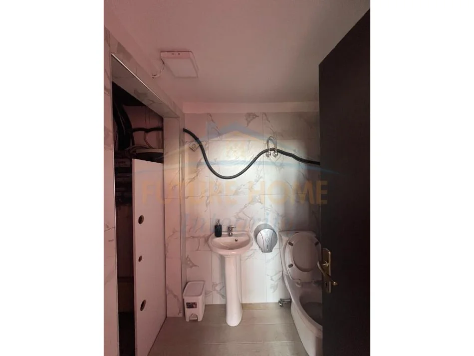 Tirane, jepet me qera ambjent biznesi Kati 0, 150 m² 1.500 € (PARKU OLIMPIK TIRANE LIQENI ARTIFICIAL)