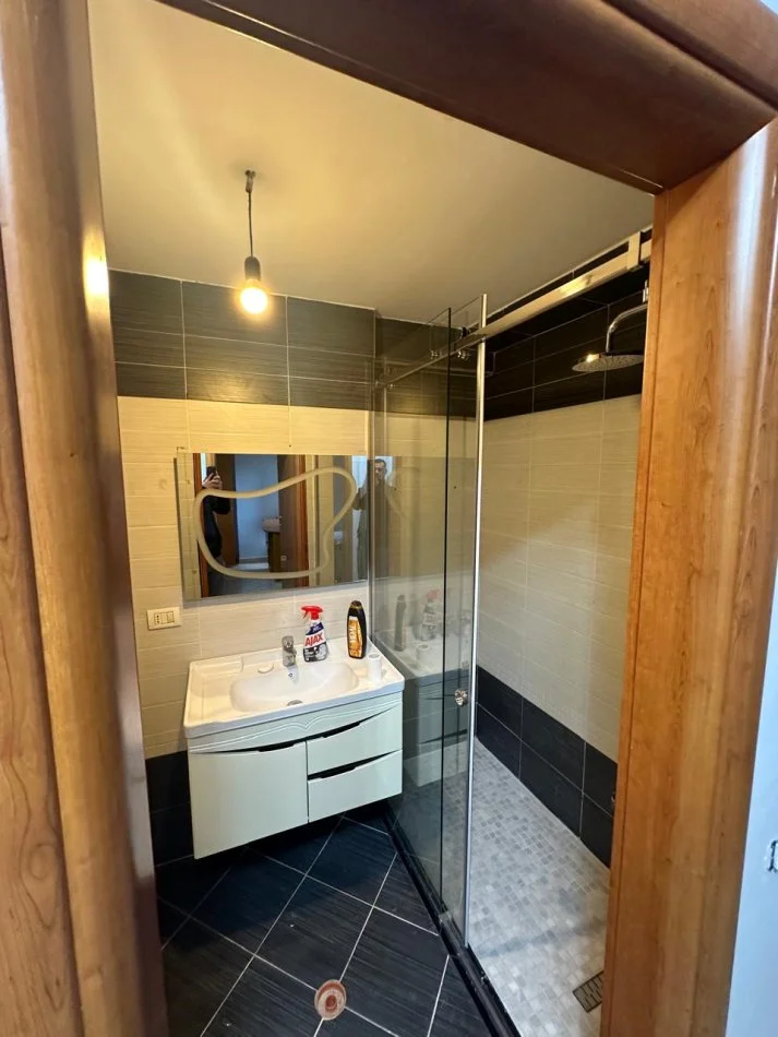 Tirane, jepet me qera apartament 2+1 Kati 4, 110 m² 700 €