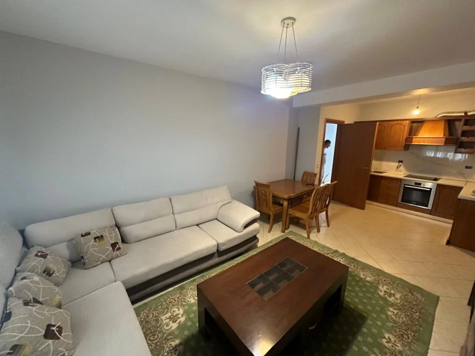 Tirane, jepet me qera apartament 2+1 Kati 4, 110 m² 700 €