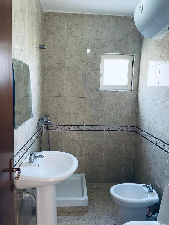 Tirane, jepet me qera apartament 2+1+Ballkon Kati 3, 90 m² 450 € (Ish fusha aviacionit)