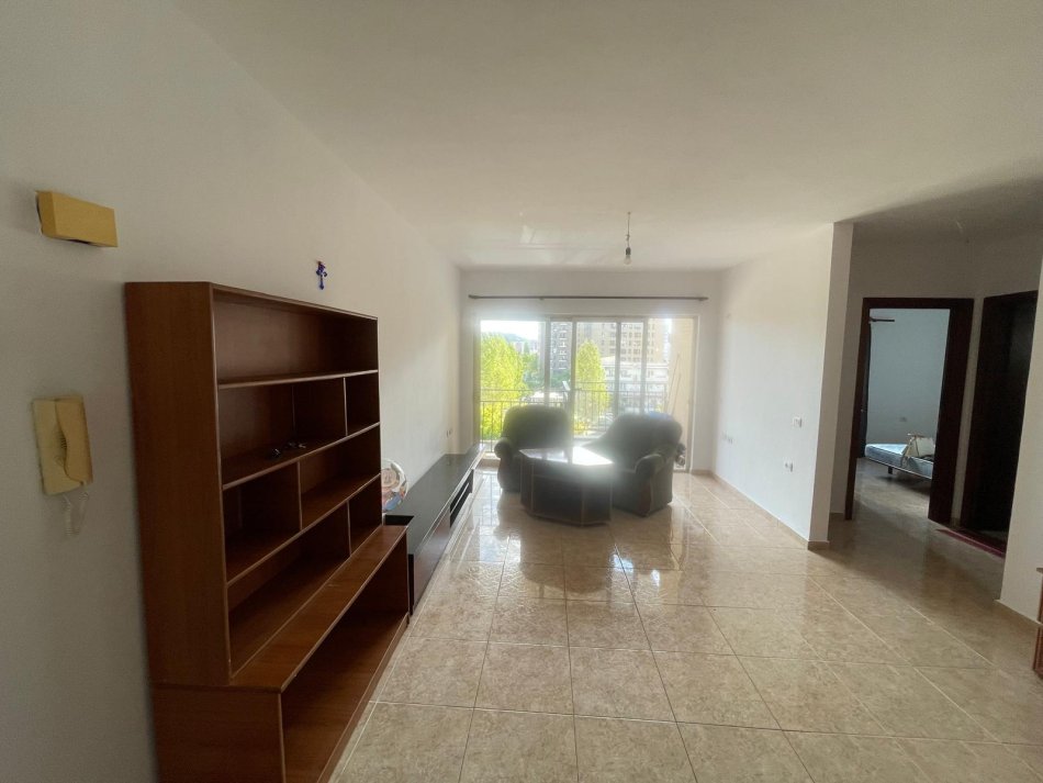 Tirane, jepet me qera apartament 2+1+Ballkon Kati 3, 90 m² 450 € (Ish fusha aviacionit)
