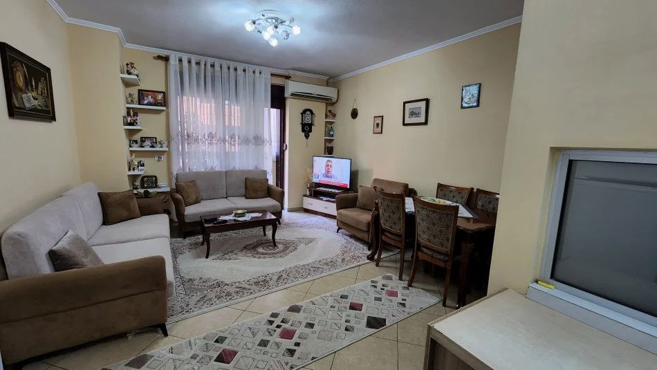 Tirane, jepet me qera apartament 2+1 Kati 5, 600 € 