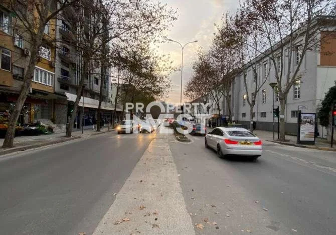 Tirane, jepet me qera dyqan Kati 0, 85 m² 1.200 € (Asim Vokshi)
