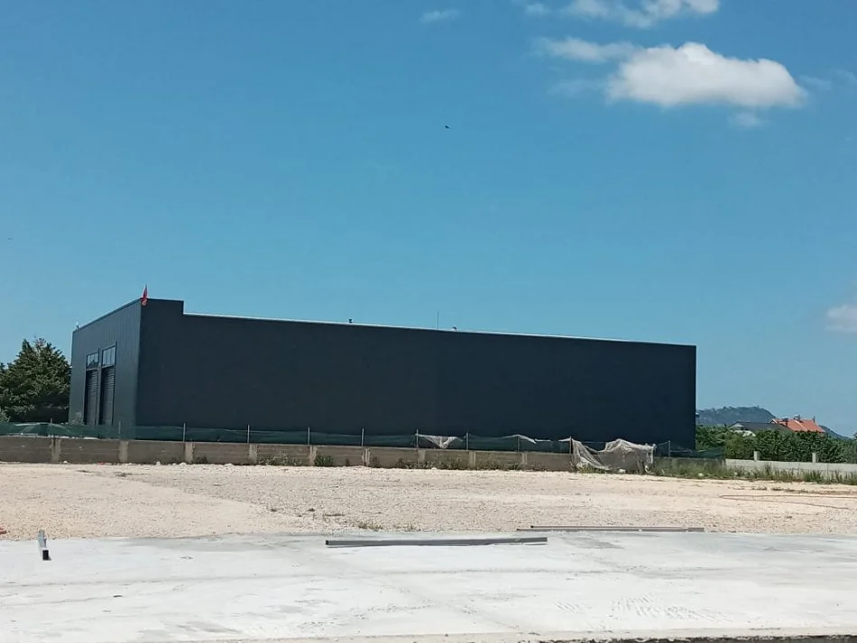 Tirane, jepet me qera magazine , 900 m² 3.000 € (LAKNAS)