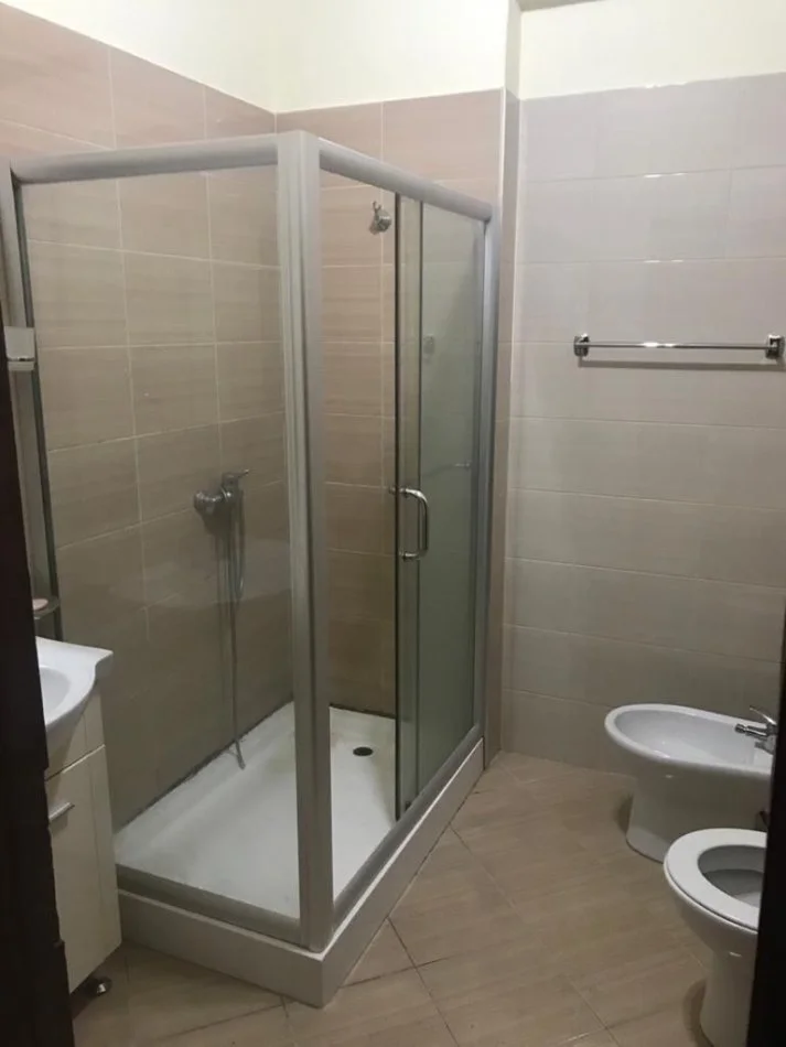 Tirane, jepet me qera apartament 1+1+Ballkon Kati 3, 70 m² 350 € (Fresk)