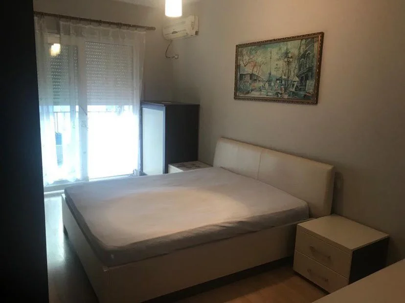 Tirane, jepet me qera apartament 1+1+Ballkon Kati 3, 70 m² 350 € (Fresk)