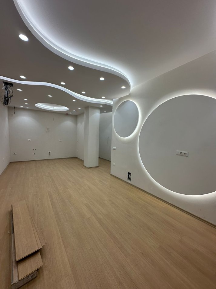 Tirane, jepet me qera zyre , 100 m² 1.000 € (Kompleksi Kika 2, Komuna e Parisit)