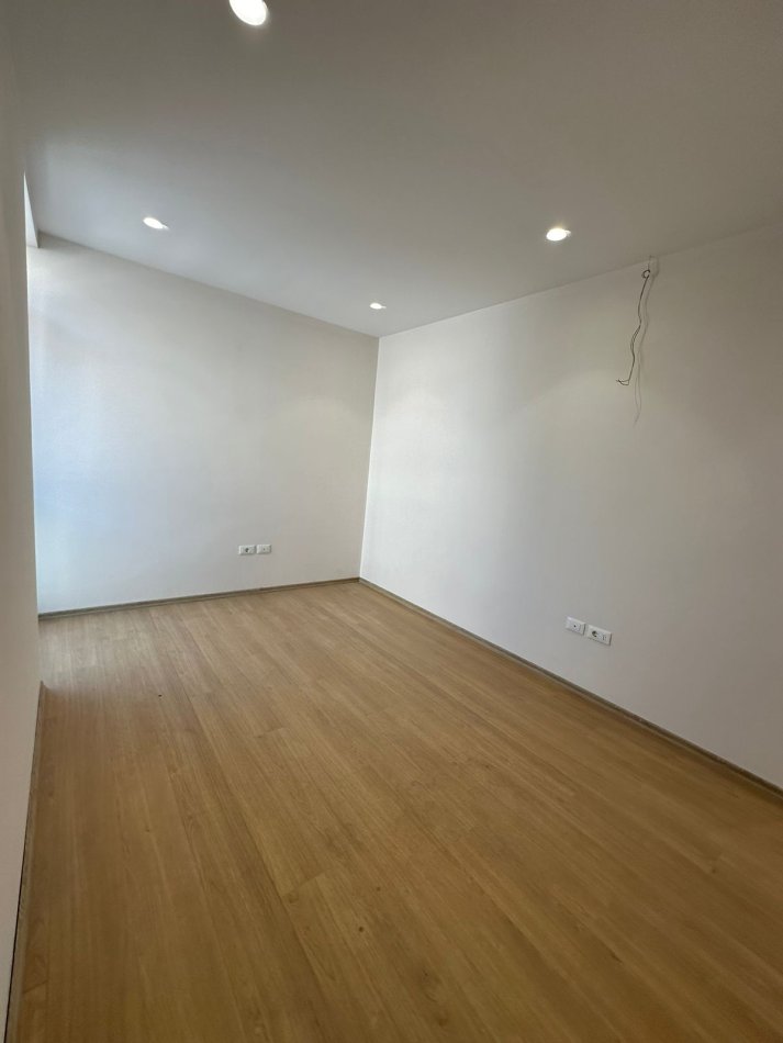 Tirane, jepet me qera zyre , 100 m² 1.000 € (Kompleksi Kika 2, Komuna e Parisit)