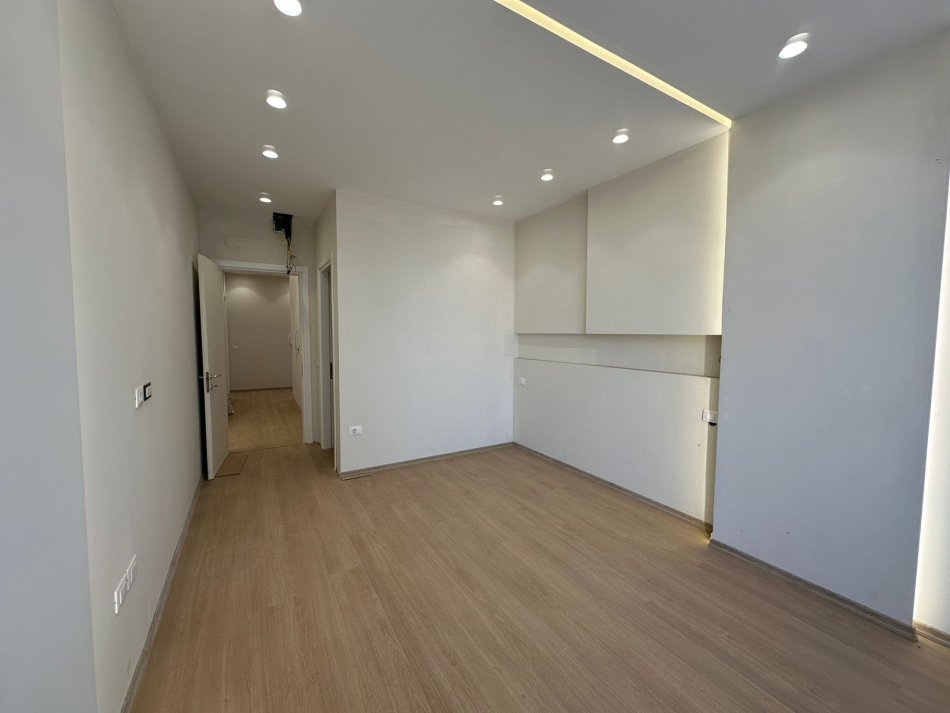 Tirane, jepet me qera zyre , 100 m² 1.000 € (Kompleksi Kika 2, Komuna e Parisit)