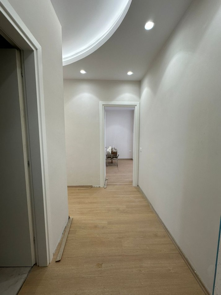 Tirane, jepet me qera zyre , 100 m² 1.000 € (Kompleksi Kika 2, Komuna e Parisit)