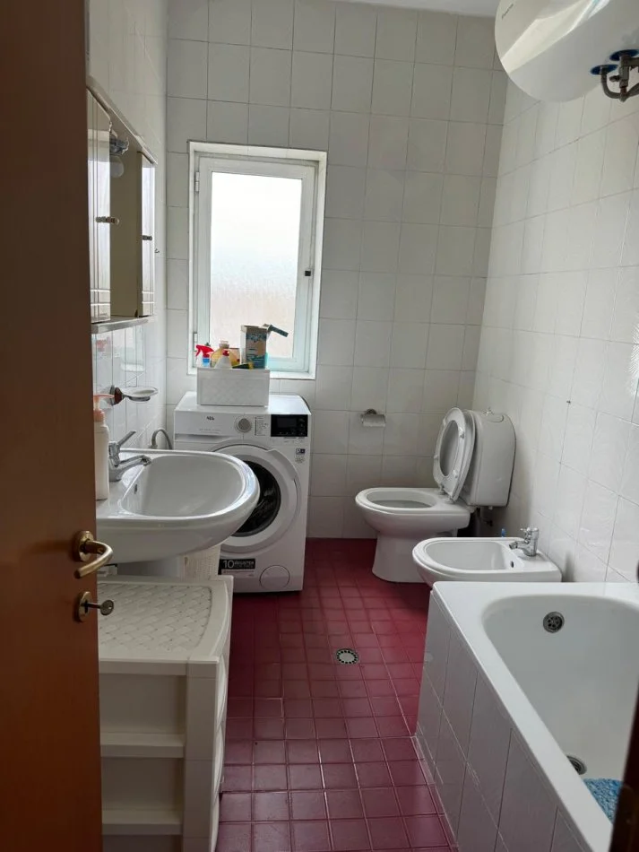 Tirane, jepet me qera apartament 3+1+Aneks+Ballkon Kati 4, 150 m² 600 € (Rruga Bardhyl)