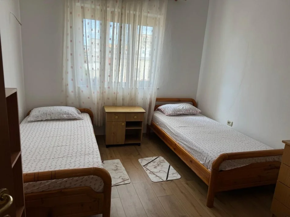 Tirane, jepet me qera apartament 3+1+Aneks+Ballkon Kati 4, 150 m² 600 € (Rruga Bardhyl)