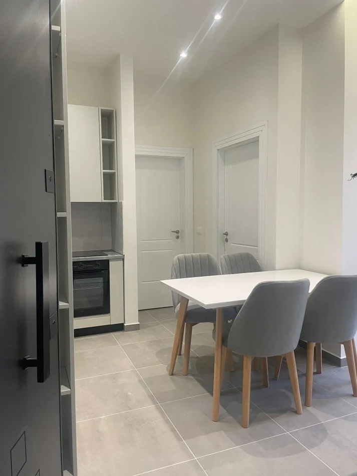 Tirane, jepet me qera apartament 1+1+Ballkon Kati 5, 70 m² 500 € (Dajt)