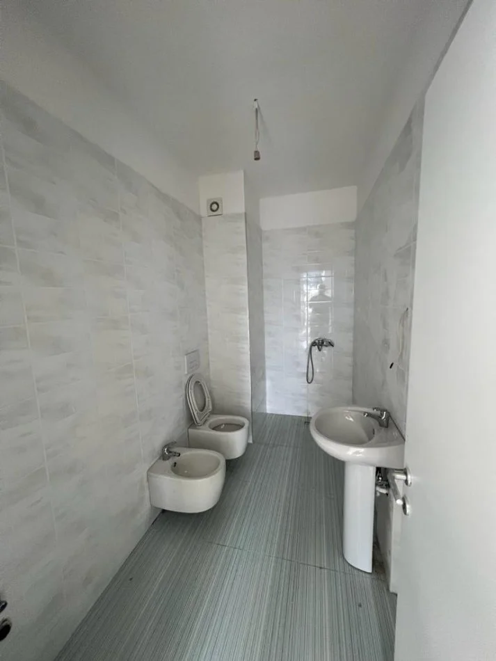 Tirane, jepet me qera apartament 2+1+Ballkon Kati 5, 90 m² 600 € (Bulevardi i Ri)