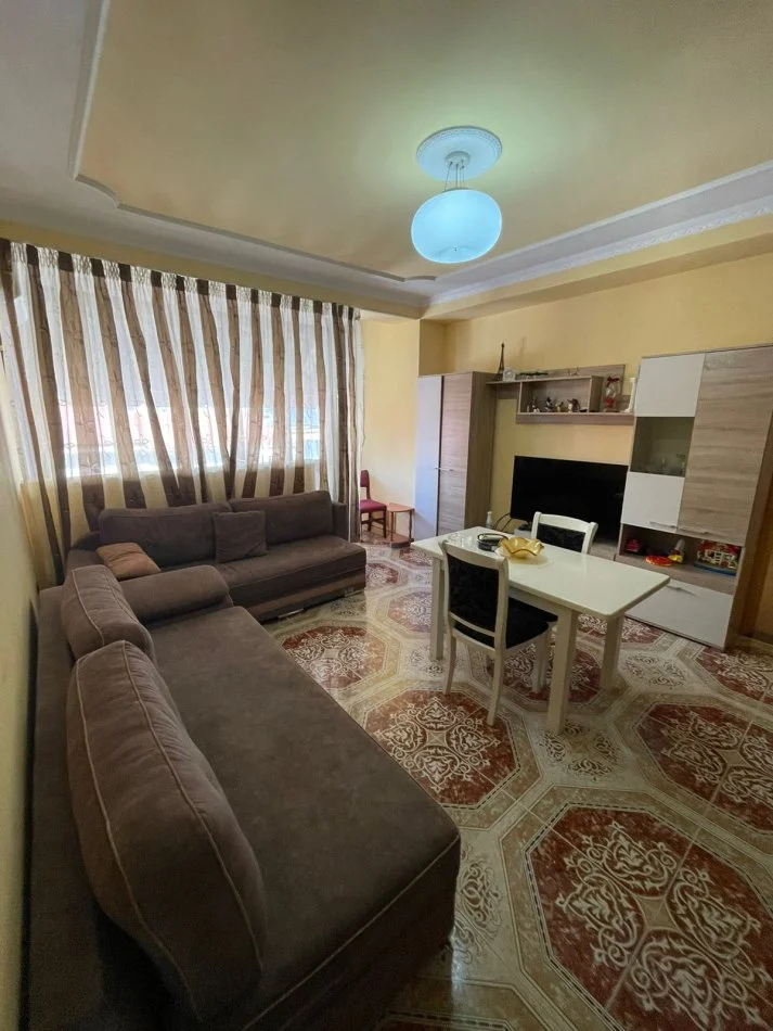 Tirane, jepet me qera apartament 2+1 Kati 4, 800 €