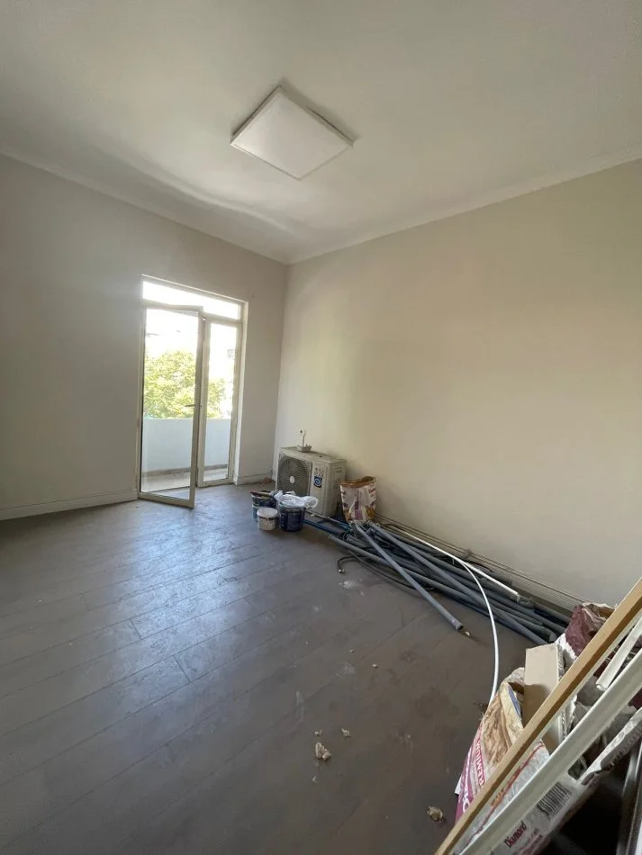 Tirane, jepet me qera ambjent biznesi Kati 3, 90 m² 1.000 € 