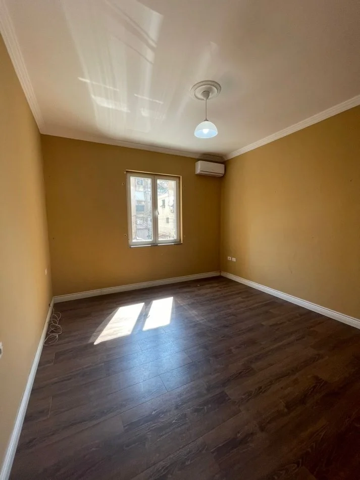 Tirane, jepet me qera ambjent biznesi Kati 2, 90 m² 850 € 