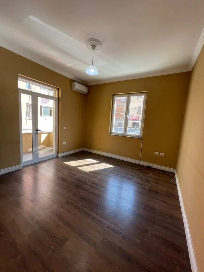 Tirane, jepet me qera ambjent biznesi Kati 2, 850 € 