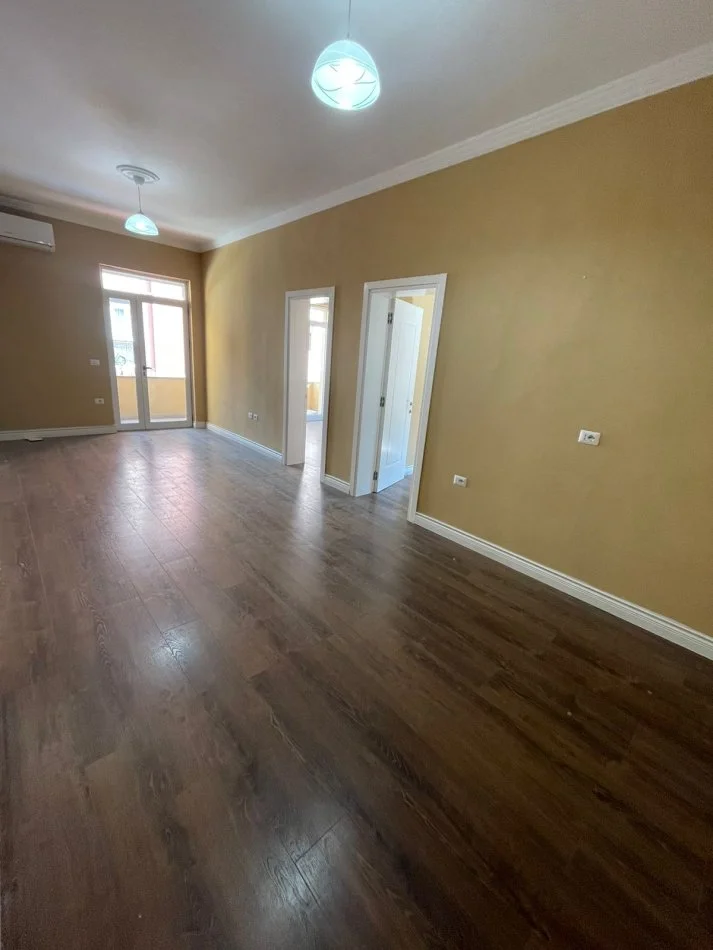 Tirane, jepet me qera ambjent biznesi Kati 2, 90 m² 850 € 