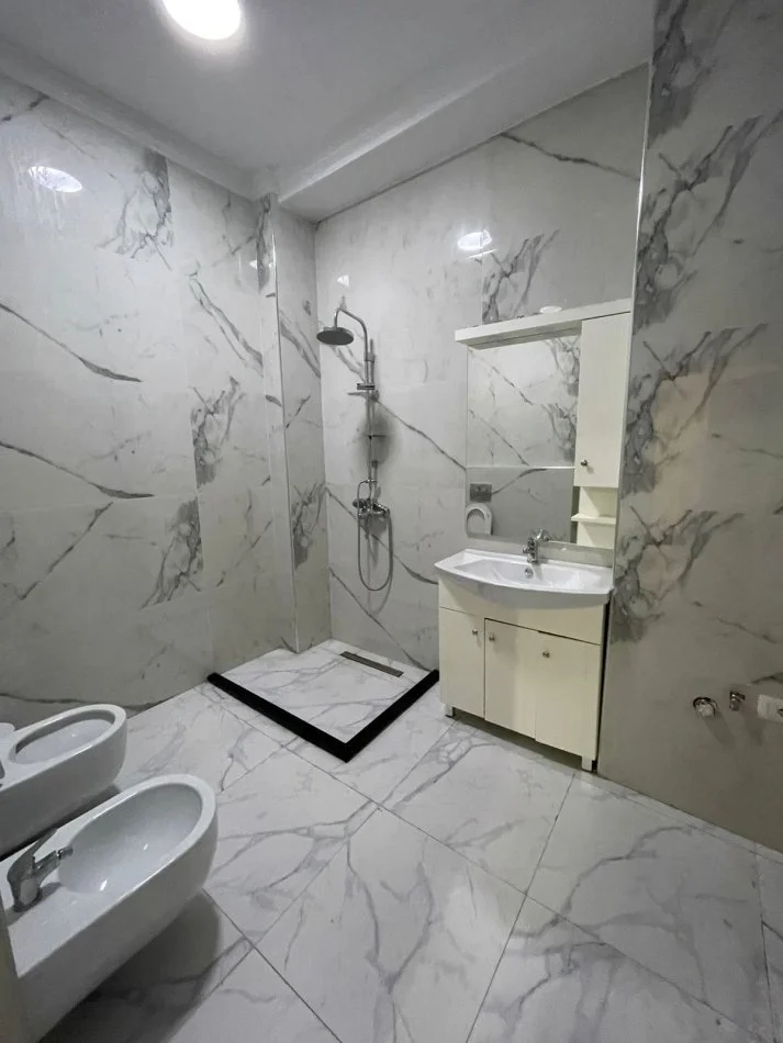 Tirane, jepet me qera ambjent biznesi Kati 2, 90 m² 850 € 